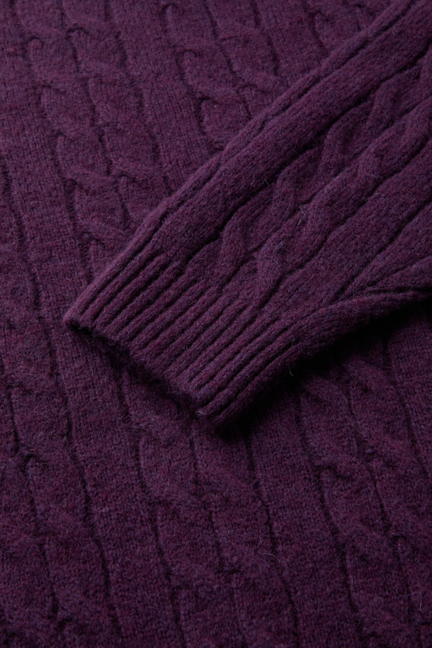 보온성이 뛰어난 퍼플 컬러의 케이블 라운드 풀오버입니다. 알파카, 울, 나일론 혼방 소재로 제작되어 포근하고 실키한 촉감을 선사하며, 가을, 겨울 시즌에 적합합니다. 크롭 기장에 세미 루즈핏으로, 클래식하면서도 캐주얼한 스타일을 연출할 수 있습니다. 헤어리한 외관과 브러시드 텍스처, 볼륨감 있는 케이블 패턴이 특징이며, 2x2 립 조직 마감으로 탄력성과 고급스러움을 더했습니다. 겨울 데일리룩, 카페룩, 모임룩 등 다양한 TPO에 미니멀하게 매치하여 세련된 스타일을 완성해보세요.
