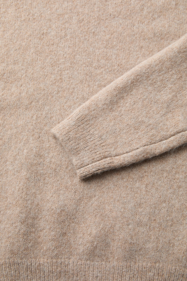 이탈리아 수입 베이비 알파카와 셔틀랜드 울 혼방 소재의 쉐기독 라운드 풀오버입니다. 스크래치 가공으로 독특한 텍스처를 살린 베이지 컬러의 루즈핏 풀오버로, 가을과 겨울에 따뜻하게 착용 가능합니다. 라운드넥과 긴 소매 디자인으로 클래식하고 베이직한 스타일을 연출하며, 보온성과 내구성이 뛰어납니다. 가볍고 부드러운 촉감으로 겨울 데일리룩, 카페룩, 모임룩 등 다양한 TPO에 활용하기 좋습니다. 미니멀, 캐주얼 스타일을 선호하는 분들께 추천합니다.
