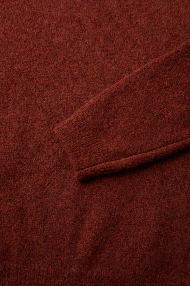 부드러운 촉감이 특징인 쉐기독 라운드 풀오버입니다. 이탈리아 수입 베이비 알파카와 셔틀랜드 울 혼방 소재로 제작되어 가볍고 따뜻하며, 부드러운 착용감을 선사합니다. 버건디와 레드브라운 두 가지 색상으로 제공되며, 클래식하고 베이직한 디자인으로 출근룩, 모임룩 등 다양한 TPO에 활용할 수 있습니다. 스크래치 가공과 보풀 텍스처가 돋보이며, 세미루즈핏으로 편안하게 착용 가능합니다. 가슴둘레 110cm로 넉넉한 핏을 자랑하며, 가을/겨울 시즌에 활용하기 좋은 두꺼운 두께감의 긴소매 라운드넥 풀오버입니다.
