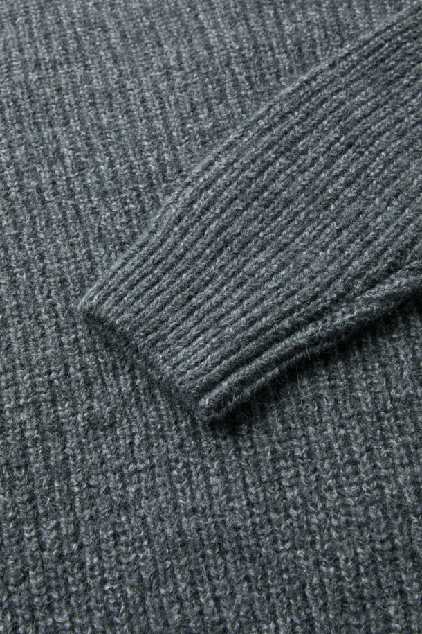 이탈리아 프리미엄 베이비 알파카 블렌드 소재의 수입사 라운드 풀오버입니다. 멜란지 그레이 컬러에 부드러운 실키함이 돋보이는 제품으로, 가을과 겨울에 따뜻하게 착용할 수 있습니다. 데일리룩, 출근룩, 비즈니스 캐주얼에 활용하기 좋으며, 클래식, 미니멀, 캐주얼 스타일을 모두 소화합니다. 세미 루즈핏의 긴소매 라운드넥 디자인으로, 볼륨감 있는 립 변형 조직과 가벼운 착용감을 선사합니다. 늘어짐과 변형을 최소화하여 오래도록 만족스러운 핏을 유지합니다.
