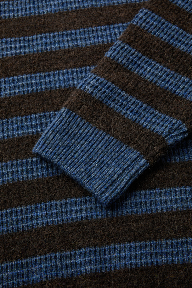 부드러운 촉감과 포근함을 선사하는 스트라이프 라운드 풀오버입니다. 브라운, 블루 두 가지 색상으로 출시되었으며, 가을, 겨울에 활용하기 좋습니다. 부클 원사를 사용하여 입체감 있는 조직과 볼륨감 있는 텍스처를 살렸으며, 보온성이 뛰어나고 가벼운 착용감을 자랑합니다. 클래식, 빈티지 스타일을 즐기는 분들께 추천하며, 겨울 데일리룩, 카페룩, 모임룩 등 다양한 TPO에 매치하기 좋습니다. 세미 루즈핏 라운드넥 디자인으로 편안하면서도 멋스러운 스타일을 연출할 수 있습니다.
