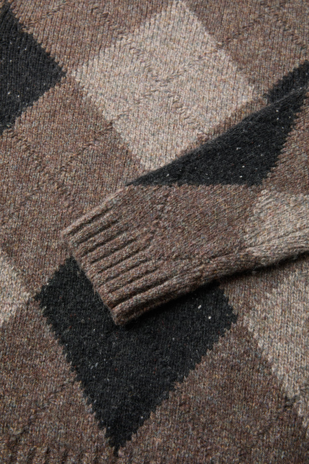 **아가일 라운드 풀오버**는 가을, 겨울 시즌에 어울리는 클래식하고 빈티지한 감성의 니트 스웨터입니다. 브라운, 블랙, 그레이 세 가지 색상으로 만나볼 수 있으며, 출근룩과 모임룩에 모두 활용 가능합니다. 세미 루즈핏으로 편안한 착용감을 선사하며, 라운드넥 디자인으로 다양한 스타일 연출이 용이합니다. 울과 나일론 혼방의 고급스러운 소재에 네프사 텍스처와 볼륨감 있는 원사를 사용하여 따뜻하고 포근한 느낌을 줍니다. 2x2 립 조직 마감과 아가일 패턴이 돋보이며, 가슴둘레 110cm로 넉넉한 핏을 자랑합니다.
