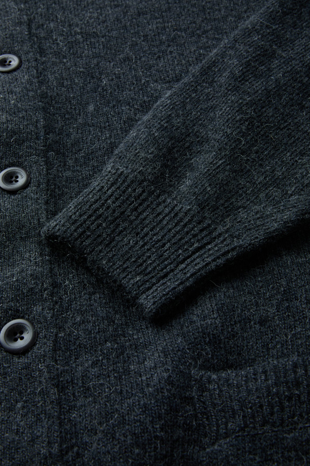 부드러운 울 소재로 제작되어 포근한 착용감을 선사하는 라운드넥 가디건입니다. 차콜 멜란지 컬러의 무지 디자인으로, 가을과 겨울에 데일리룩은 물론 출근룩, 모임룩까지 폭넓게 활용하기 좋습니다. 헤어리한 텍스처와 벌키한 짜임으로 빈티지하면서도 클래식한 분위기를 연출하며, 세미 루즈핏으로 편안하게 착용 가능합니다. 전면 아웃포켓 디테일이 돋보이며, 가슴둘레 115cm로 넉넉한 핏을 제공합니다. 긴 소매 기장과 두꺼운 두께감으로 따뜻함을 더했습니다.
