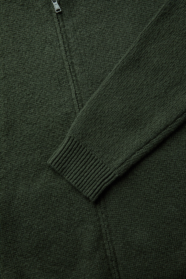 부드러운 촉감의 슬럽 코튼 100% 소재로 제작된 후드형 집업 가디건입니다. 가을, 겨울 시즌에 어울리는 캐주얼하고 빈티지한 스타일을 연출하며, 카키와 그린 두 가지 색상으로 만나볼 수 있습니다. 넉넉한 루즈핏으로 편안한 착용감을 선사하며, 소매와 밑단에 스판 혼용 립 조직을 사용하여 활동성을 더했습니다. 립 조직 포켓 디테일과 가슴둘레 112cm로 실용성을 높였으며, 일상생활뿐만 아니라 캠핑룩으로도 활용하기 좋습니다. 후드 디자인과 집업 여밈 방식으로 간편하게 스타일링할 수 있습니다.
