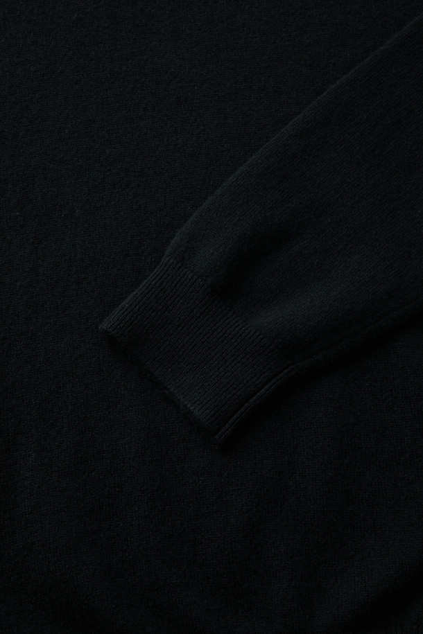 캐시미어 블렌디드 하프 터틀넥은 메리노울과 캐시미어 혼방 소재로 제작되어 부드러운 촉감과 뛰어난 보온성을 제공합니다. 레귤러 핏에 긴소매 기장으로, 가을과 겨울철에 스타일리시하게 착용하기 좋습니다. 무지 디자인에 하프넥 또는 터틀넥 스타일로 클래식, 미니멀, 시크한 스타일을 연출할 수 있습니다. 립조직 스판사를 사용하여 활동성을 높였으며, 밀도 높은 편직으로 고급스러움을 더했습니다. 출근룩, 오피스룩, 모임룩 등 다양한 TPO에 활용 가능합니다.
