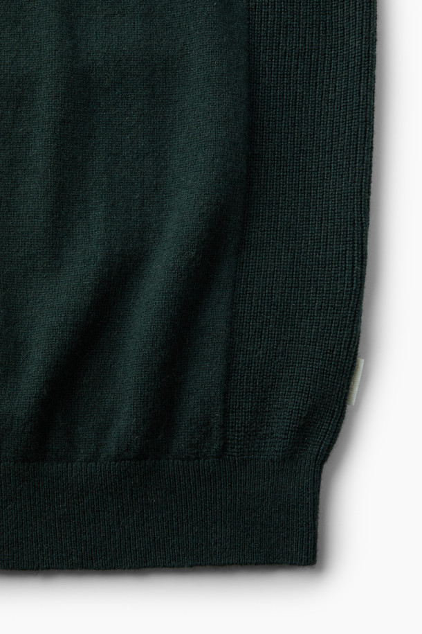 메리노울과 캐시미어 블렌딩으로 제작되어 부드러운 촉감을 선사하는 캐시미어 블렌디드 하프 터틀넥입니다. 립조직 스판사를 사용하여 활동성을 높였으며, 밀도 높은 편직으로 보온성을 강화했습니다. 톤다운된 그린 컬러와 베이직한 디자인으로 출근룩, 모임룩 등 다양한 TPO에 활용하기 좋습니다. 레귤러핏과 하프넥 디자인은 클래식, 미니멀, 캐주얼 등 어떤 스타일에도 잘 어울리는 아이템입니다. 가을, 겨울 시즌에 따뜻하고 세련된 스타일을 연출해보세요.
