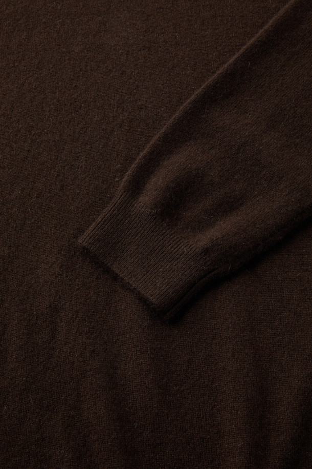 캐시미어 터틀넥은 가을과 겨울, 일상과 출근룩에 모두 잘 어울리는 베이직하고 클래식한 스타일의 니트입니다. 부드러운 촉감의 캐시미어 100% 소재로 제작되어 보온성이 뛰어나고, 레귤러핏과 두꺼운 두께로 포근함을 더했습니다. 브라운 컬러의 무지 디자인은 미니멀하면서도 세련된 느낌을 주며, 긴 소매와 터틀넥 디자인으로 보온성을 높였습니다. 가슴둘레 106cm로 제작되어 편안한 착용감을 선사하며, 탄성과 신축성으로 활동성을 보장합니다.
