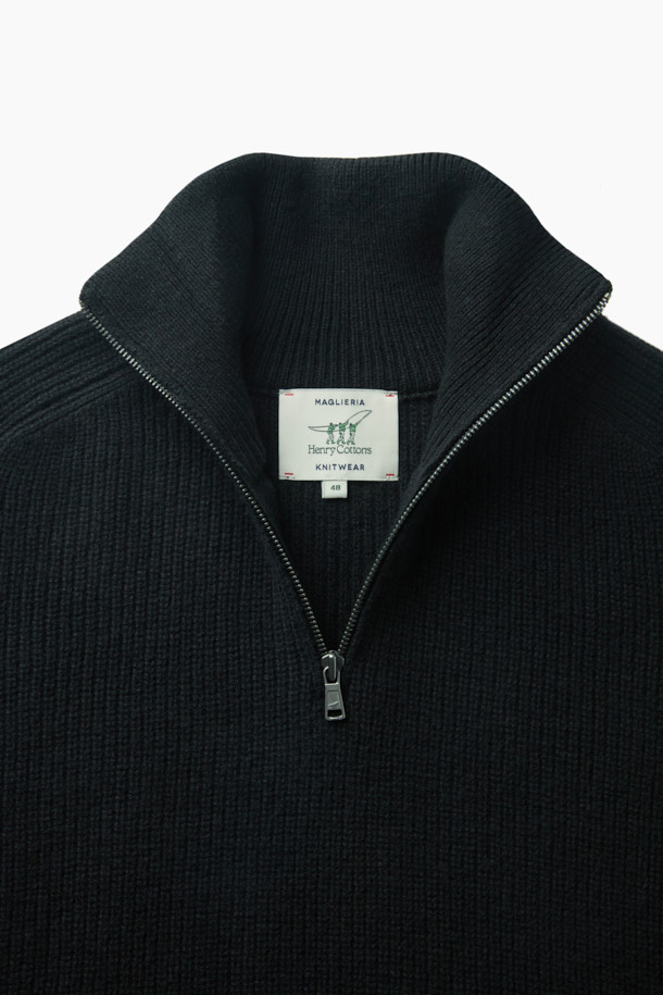 **울혼방 하프 집업 니트**는 가을, 겨울 시즌에 활용하기 좋은 상의입니다. 부드러운 울과 코튼 혼방 소재로 제작되어 편안한 촉감을 선사하며, 세미 루즈핏으로 편안한 착용감을 제공합니다. 하이넥 디자인과 하프 집업 스타일이 특징이며, 블랙과 블루 두 가지 색상으로 출시되었습니다. 무지 또는 멜란지 패턴으로 다양한 스타일 연출이 가능하며, 캐주얼, 클래식, 미니멀 스타일을 즐겨 입는 분들께 추천합니다. 특히 쌀쌀한 날씨에는 단독으로, 한겨울에는 레이어드하여 보온성을 높일 수 있어 출근룩으로도 활용하기 좋습니다.
