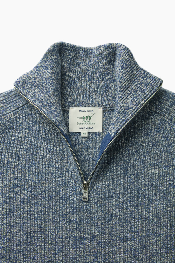 가을과 겨울을 위한 울 혼방 하프 집업 니트입니다. 멜란지 패턴의 블루와 블랙 두 가지 색상으로 출시되었으며, 클래식과 캐주얼 스타일을 모두 아우릅니다. 세미 루즈핏에 하이넥, 긴 소매 디자인으로 부드러운 촉감을 선사하며 보온성과 통기성을 갖춰 편안하게 착용할 수 있습니다. 간절기에는 단독으로, 겨울에는 레이어드하여 활용하기 좋으며, 출근룩이나 모임룩 등 다양한 TPO에 매치할 수 있습니다.
