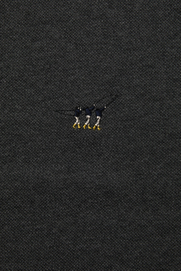 세련된 블랙 컬러의 (기획) 기본 피케 티입니다. 가슴 부분 쓰리피셔맨 자수 포인트가 돋보이며, 데일리룩과 캐주얼룩에 모두 활용하기 좋습니다. 코튼 100% 피케 소재로 제작되어 부드러운 촉감과 편안한 착용감을 선사합니다. 레귤러핏 디자인과 카라 네크라인으로 클래식하고 미니멀한 스타일을 연출하며, 가을, 겨울 출근룩으로도 손색없습니다. 가슴둘레 108cm이며, 긴소매 기장으로 간절기에도 따뜻하게 입을 수 있습니다.
