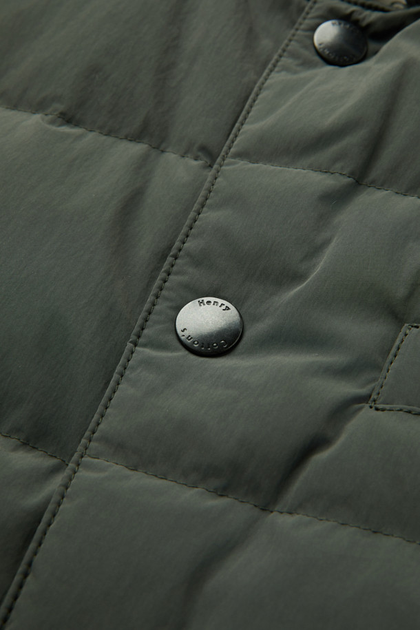 (기획) 젠틀 베스트는 가을, 겨울 시즌에 어울리는 남성용/여성용 베스트입니다. 부드러운 촉감의 나일론, 폴리에스터 혼방 소재에 덕다운 충전재를 사용하여 보온성을 높였습니다. 클래식한 무드의 무지 디자인으로, 셔츠형 카라와 코듀로이 넥 배색, 가슴 플랩 포켓, 스냅 버튼 여밈 등의 디테일이 돋보입니다. 넉넉한 레귤러핏으로 겨울 데일리룩, 모임룩, 산책룩 등 다양한 TPO에 활용 가능하며, 미니멀하고 캐주얼한 스타일을 연출하기 좋습니다.
