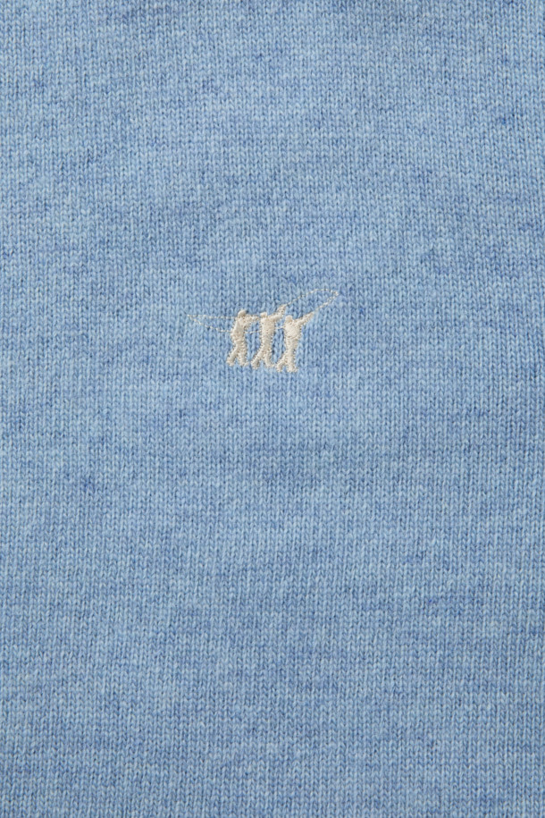 (기획) 솔리드 라운드 니트는 미니멀하고 베이직한 스타일을 추구하는 분들을 위한 가을, 겨울 필수 아이템입니다. 메리노 울 100% 소재로 제작되어 부드러운 촉감을 선사하며, 레귤러핏 라운드넥 디자인으로 편안한 착용감을 제공합니다. 출근룩으로 활용하기 좋으며, 왼쪽 가슴 부분에 로고 자수 디테일이 더해져 은은한 포인트를 줍니다. 가슴둘레 108cm이며, 립 마감으로 깔끔하게 마무리했습니다.
