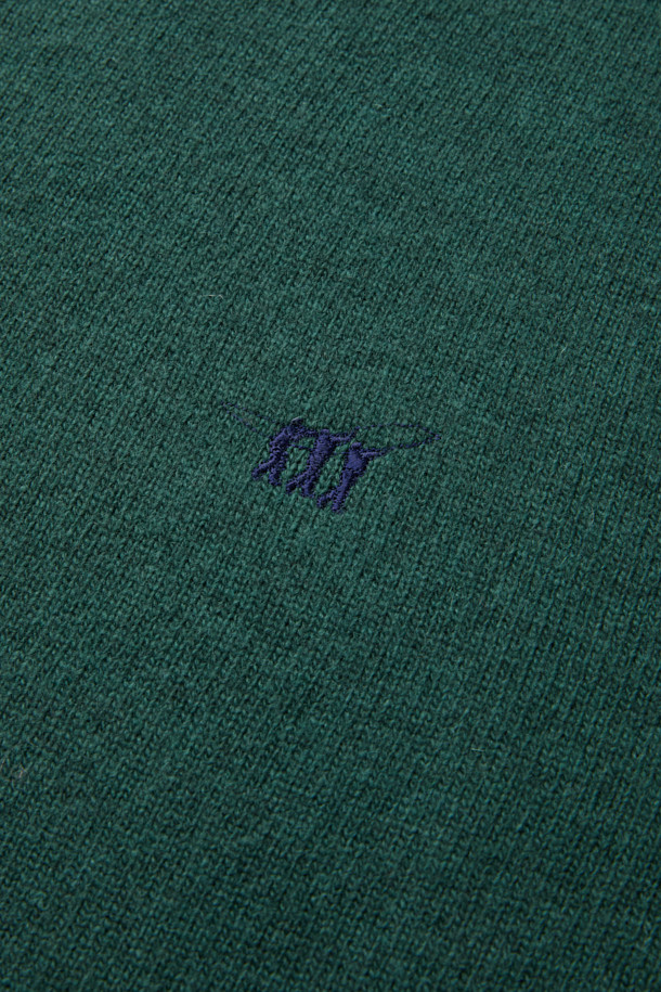 세련된 (기획) 솔리드 라운드 니트는 부드러운 메리노 울과 울 소재로 제작되어 가을, 겨울 시즌에 따뜻하고 포근하게 착용할 수 있습니다. 레귤러 핏과 긴 소매 디자인으로 편안한 착용감을 선사하며, 라운드넥(크루넥)으로 깔끔한 인상을 줍니다. 미니멀하고 클래식한 스타일을 추구하는 분들께 추천드리며, 일상, 오피스룩, 출근룩, 모임룩 등 다양한 TPO에 활용 가능합니다. 그린 컬러의 무지 디자인은 어떤 스타일에도 쉽게 매치되어 활용도가 높습니다. 신축성, 보온, 경량 기능으로 활동성과 따뜻함을 동시에 잡았습니다.
