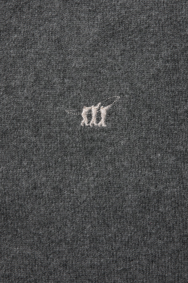 (기획) 솔리드 라운드 니트는 메리노 울 100% 소재로 제작되어 부드러운 촉감을 자랑하며, 가을과 겨울에 따뜻하게 착용할 수 있습니다. 미니멀하고 베이직한 스타일로, 출근룩에 활용하기 좋습니다. 레귤러핏 라운드넥 디자인에, 긴 소매와 왼쪽 가슴 로고 자수가 포인트입니다. 가슴둘레 108cm이며, 립 마감으로 깔끔하게 마무리했습니다. 그레이 컬러의 무지 니트로 다양한 스타일 연출이 가능합니다.
