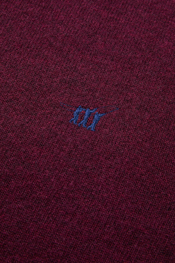 세련된 솔리드 라운드 니트는 가을과 겨울, 당신의 스타일을 완성해 줄 완벽한 아이템입니다. 부드러운 메리노 울과 울 혼방 소재로 제작되어 뛰어난 보온성과 가벼운 착용감을 제공하며, 신축성까지 갖춰 활동성을 높였습니다. 미니멀, 클래식, 베이직 스타일을 아우르는 디자인으로, 오피스룩, 비즈니스 캐주얼, 모임룩 등 다양한 TPO에 활용 가능합니다. 버건디, 와인 컬러의 무지 디자인에 레귤러핏과 긴 소매, 라운드넥 디테일이 더해져 세련된 실루엣을 연출합니다. 안감 없이도 부드러운 촉감을 자랑하며, 데일리룩에 포인트를 더할 수 있는 매력적인 상의입니다.
