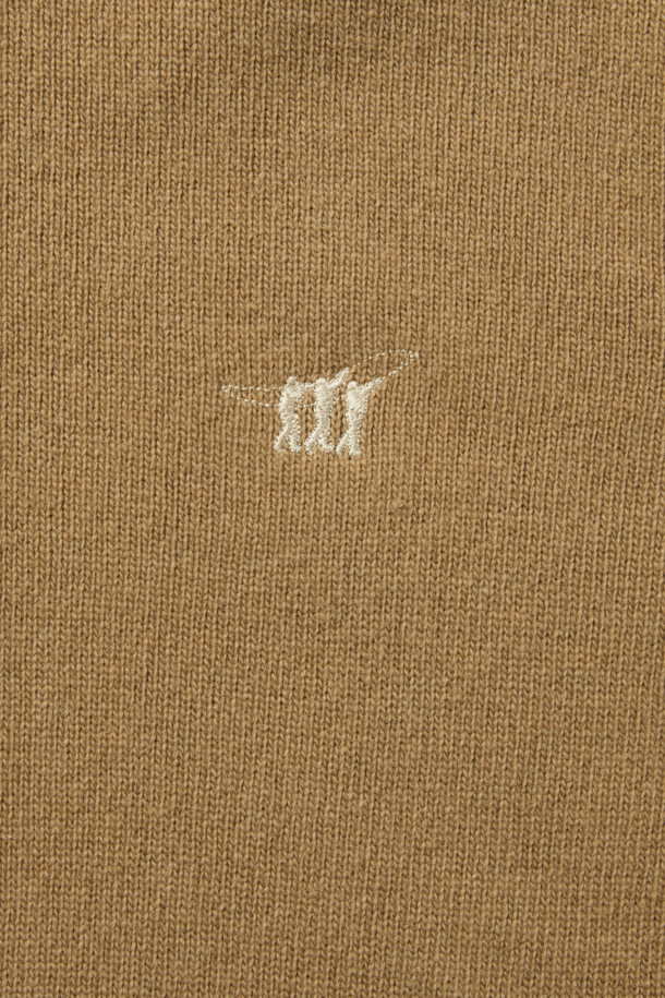 (기획) 솔리드 반집업 니트는 메리노 울 소재로 제작되어 부드러운 촉감을 선사하며, 가을과 겨울에 따뜻하게 착용하기 좋습니다. 베이지와 브라운 두 가지 색상으로 출시되었으며, 데일리룩과 포멀 캐주얼 스타일 모두 소화 가능합니다. 하이넥 디자인에 메탈 지퍼 디테일이 더해져 세련된 느낌을 주며, 소매와 밑단 립 마감으로 완
성도를 높였습니다. 세미루즈핏으로 편안한 착용감을 제공하며, 미니멀하고 베이직한 디자인으로 다양한 스타일 연출에 용이합니다. 출근룩, 비즈니스 캐주얼, 모임룩 등 TPO에 맞춰 클래식, 미니멀, 캐주얼 스타일을 연출해보세요.
