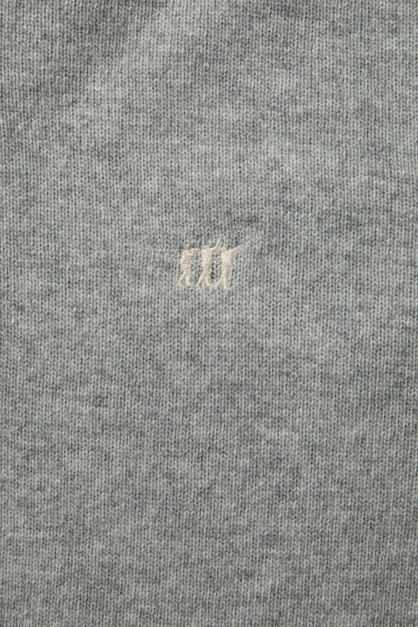 세련된 무드의 솔리드 반집업 니트입니다. 메리노 울 소재로 제작되어 부드러운 촉감과 뛰어난 보온성을 자랑합니다. 하이넥 더블 디자인과 메탈 지퍼 디테일이 고급스러움을 더하며, 가슴 부분의 미니멀한 배색 로고가 은은한 포인트를 줍니다. 소매와 밑단 립 마감으로 깔끔한 실루엣을 연출하며, 세미 루즈핏으로 편안하게 착용 가능합니다. 출근룩, 비즈니스 캐주얼, 모임룩 등 다양한 TPO에 미니멀하고 클래식한 스타일로 연출해 보세요.
