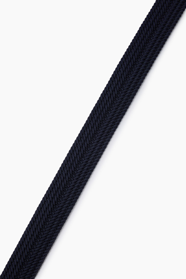 투톤 엘라스틱 웨빙 벨트 (35mm)는 이탈리아 수입 소재로 제작된, 가을과 겨울에 어울리는 벨트입니다. 유연한 촉감과 신축성을 제공하며, 톤온톤 투톤 컬러의 위빙 패턴이 특징입니다. 클래식, 미니멀, 캐주얼 스타일 모두 소화 가능하며, 니켈 사틴 버클, 로고, 심볼, 피셔맨 불박 디테일로 포인트를 더했습니다. 35mm 너비로 제작되었으며, M/L 사이즈로 구성되어 있어 다양한 체형에 맞춰 착용할 수 있습니다. 출근룩, 비즈니스 캐주얼, 겨울 데일리룩에 활용하여 세련된 스타일을 완성해보세요.
