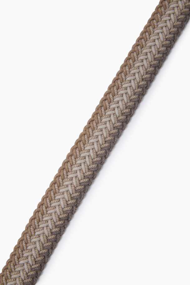 멀티컬러 엘라스틱 웨빙 벨트 (35mm)는 캐주얼, 클래식, 미니멀 스타일을 아우르는 남녀 공용 벨트입니다. 가을, 겨울 시즌에 어울리며, 동네 마실룩, 가을 나들이룩에 포인트를 더해줍니다. 폭 35mm의 엘라스틱 웨빙 소재로 제작되어 편안한 착용감을 선사하며, 사이즈 조절이 용이합니다. 니켈 사틴 버클과 스웨이드 가죽 고리, 피셔맨 불박 디테일이 고급스러움을 더하고, 이탈리아 수입 소재로 제작되어 품질을 보장합니다.
