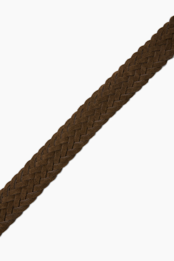 스웨이드 웨빙벨트 (35mm)는 가을, 겨울 시즌 클래식한 무드를 연출하는 웨빙 벨트입니다. 브라운 컬러의 스웨이드 소재로 제작되었으며, 35mm 폭으로 제작되어 안정적인 착용감을 제공합니다. 앤틱 골드 버클과 피셔맨 불박 디자인 장식으로 포인트를 더했으며, 사이즈 조절이 가능하여 편안하게 착용할 수 있습니다. 가을 나들이룩, 겨울 데일리룩, 데이트룩 등 다양한 스타일에 매치하여 클래식, 미니멀, 캐주얼 스타일을 완성해보세요.
