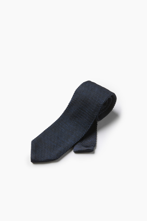 데일리 솔리드 니트 타이는 가을과 겨울 시즌, 오피스룩, 비즈니스 캐주얼, 회의룩에 잘 어울리는 남성용 넥타이입니다. 브라운 컬러의 무지 디자인으로, 클래식, 미니멀, 캐주얼 스타일을 연출하기 좋습니다. 폴리에스터 소재로 제작되어 신축성이 있으며, 7.5cm 대검 폭과 니트 짜임, 삼각형 대검 마감, 립 소검 마감 디테일이 특징입니다. 정장과 함께 매치하여 깔끔하고 세련된 스타일을 완성해보세요.
