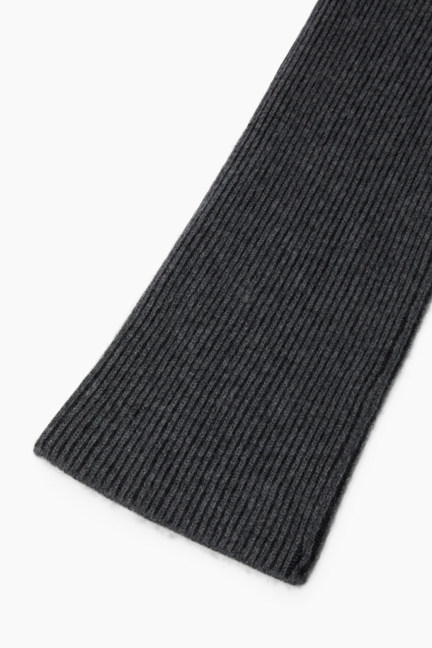 부드러운 캐시미어와 울 소재의 컴포트 슬릿 머플러입니다. 얇은 두께감으로 가을, 겨울철 일상룩과 출근룩, 모임룩에 활용하기 좋습니다. 차콜 그레이 색상의 무지 디자인에 슬릿 디테일이 더해져 미니멀하고 베이직한 스타일을 연출합니다. 59cm의 짧은 길이로, 클래식, 캐주얼 스타일에도 잘 어울립니다. 보온성을 더하면서도 세련된 분위기를 연출하는 머플러입니다.
