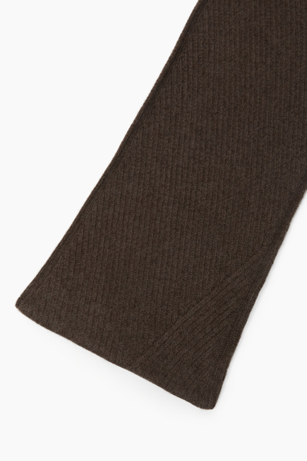 부드러운 캐시미어와 울 소재의 컴포트 슬릿 머플러입니다. 톤 다운된 브라운 컬러와 미니멀하고 베이직한 디자인으로, 출근룩이나 모임룩 등 다양한 TPO에 활용하기 좋습니다. 59cm의 짧은 길이와 슬릿 디테일이 특징이며, 깔끔한 실루엣을 연출합니다. 가을, 겨울 시즌에 따뜻함과 스타일을 동시에 잡을 수 있는 머플러로, 부드러운 촉감과 보온성을 제공합니다. 미니멀, 클래식, 캐주얼 등 어떤 스타일에도 자연스럽게 어울립니다.
