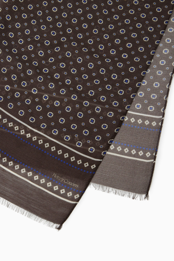 브라운 도트 패턴 스카프는 가을, 겨울에 어울리는 우아한 분위기의 스카프입니다. 부드러운 울과 실크 소재로 제작되어 은은한 광택감과 고급스러운 촉감을 선사하며, 얇은 두께로 답답함 없이 착용할 수 있습니다. 60x160cm의 중기장 롱 타입으로 다양한 스타일 연출이 가능하며, 에스닉 스타일의 도트와 플라워 패턴이 특징입니다. 가을 나들이룩 또는 겨울 데일리룩에 클래식, 에스닉, 미니멀 스타일을 더하여 세련된 룩을 완성해보세요.
