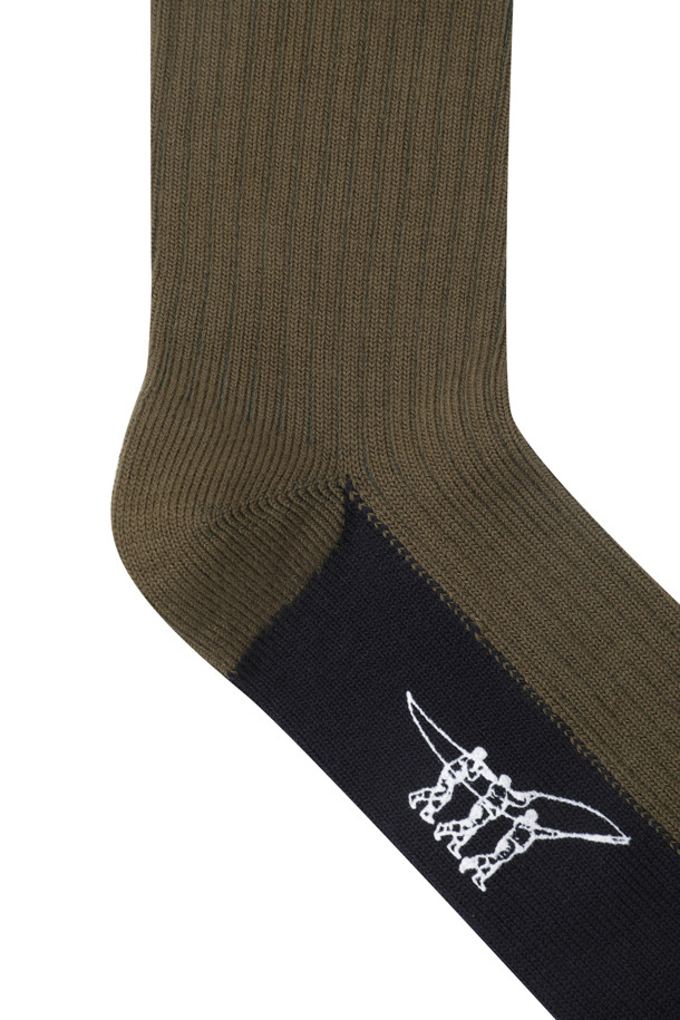 플라이 피싱 클럽(Fly Fishing Club) 데일리 립 싱글 삭스는 면 소재의 두꺼운 두께감으로 가을, 겨울철 따뜻하게 착용하기 좋은 양말입니다. 카키, 블랙 두 가지 색상으로 출시되었으며, 일상, 산책, 겨울 데일리룩 등 다양한 TPO에 활용하기 좋습니다. 발끝과 뒤꿈치에 배색 포인트를 주어 디자인적인 요소를 더했으며, 립 조직으로 제작되어 편안한 착용감을 선사합니다. 발바닥 면에는 쓰리피셔맨 로고가, 발목 부분에는 플라이 피싱 클럽 로고 프린트가 더해져 미니멀하면서도 클래식한 스타일을 연출합니다. 논슬립 기능으로 활동성을 높였습니다.
