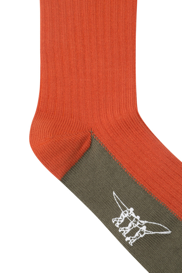 플라이 피싱 클럽 데일리 립 싱글 삭스입니다. 면 소재에 골지 패턴으로 제작되어 가을, 겨울에 따뜻하게 착용할 수 있습니다. 발끝과 뒤꿈치에 배색 포인트를 주어 캐주얼하면서도 스타일리시한 디자인을 자랑합니다. 긴목 디자인으로 보온성을 높였으며, 바닥면 로고 프린트로 포인트를 더했습니다. 일상생활뿐만 아니라, 집콕룩, 동네 마실룩에도 잘 어울리는 활용도 높은 양말입니다.
