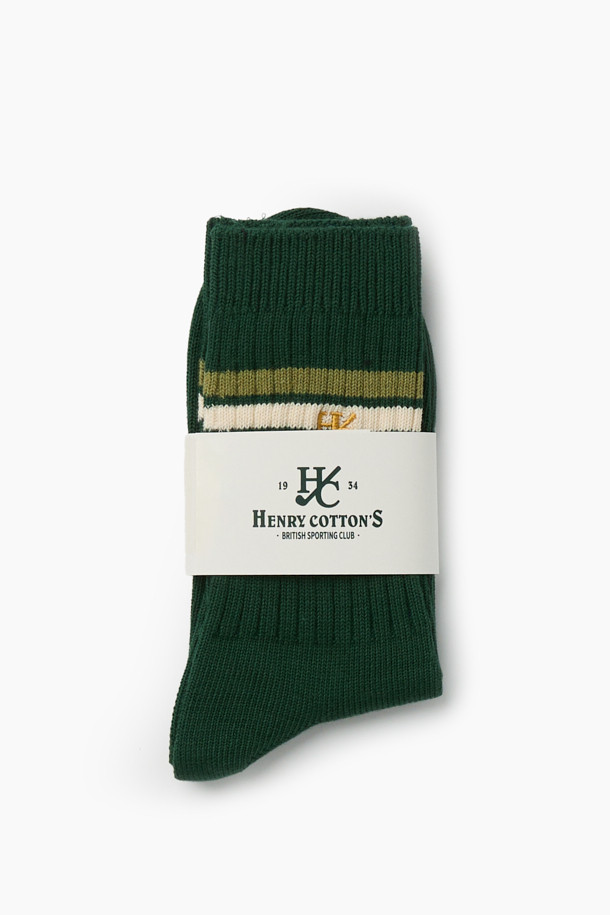 브리티시 스포팅 클럽 골프 아트워크 싱글 양말입니다. 그린, 화이트, 베이지 3가지 색상으로 출시되었으며, 면과 폴리에스테르 혼방 소재로 제작되어 흡습 기능이 뛰어납니다. 일상복이나 골프룩에 모두 잘 어울리며, 여름, 가을, 겨울 계절에 착용하기 좋습니다. 발목 부분의 스트라이프 디테일과 로고 자수, 실리콘 프린트가 디자인 포인트이며, 논슬립 기능과 밀착감 있는 착용감으로 편안함을 더했습니다. 캐주얼, 미니멀, 스포티한 스타일을 즐겨 입는 분들께 추천합니다.
