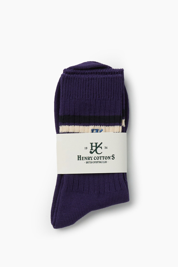 [British Sporting Club] 골프 아트워크 싱글 양말은 골프, 일상에서 모두 활용 가능한 남녀 공용 양말입니다. 네이비, 베이지 두 가지 색상으로 출시되었으며, 면과 혼방 소재로 제작되어 가을, 겨울에 착용하기 좋습니다. 발목 부분의 스트라이프 패턴과 BSC 로고 자수 디테일이 돋보이며, 논슬립 기능과 발목 밀착감으로 편안한 착용감을 선사합니다. 립조직 디테일과 실리콘 프린트 또한 디자인의 완성도를 높여줍니다.
