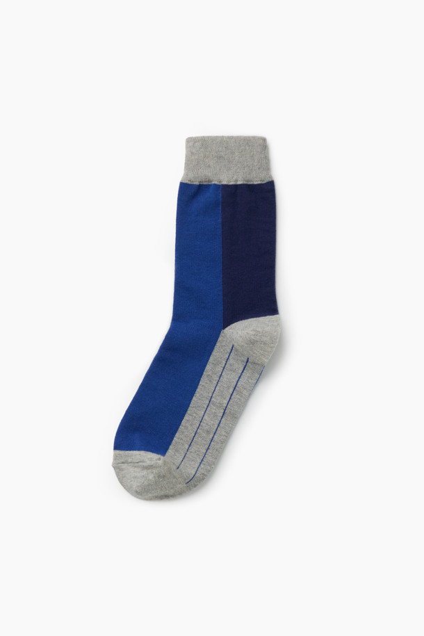 2족 Set_Daily 양말은 부드러운 면 혼방 소재로 제작되어 여름, 가을, 겨울 세 계절 모두 착용하기 좋습니다. 무지 디자인에 브라운, 네이비, 블랙, 블루 색상으로 구성되어 다양한 스타일에 매치하기 용이합니다. 논슬립 기능과 통기성을 갖춰 편안한 착용감을 제공하며, 이중 립 조직과 발목 스판사 적용으로 말림 현상을 최소화했습니다. 모던, 미니멀, 캐주얼, 클래식 스타일을 선호하는 분들께 추천하는 데일리 양말 2족 세트입니다. 로고 실리콘 프린트 디테일이 돋보입니다.
