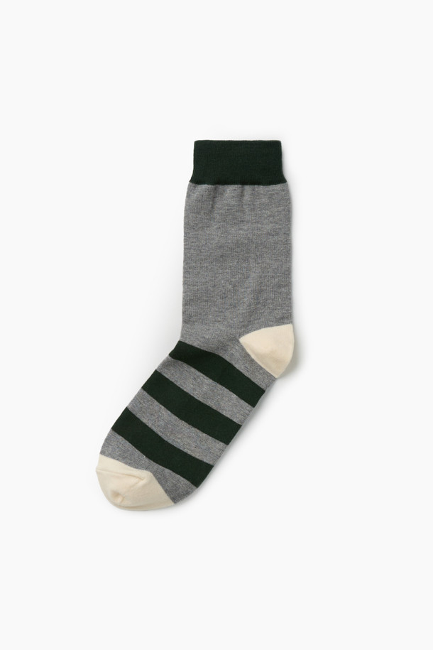 캐주얼한 스타일의 3족 세트 피셔맨 자수 양말입니다. 부드러운 면과 스판덱스 혼방 소재로 제작되어 편안한 착용감을 선사하며, 발목 부분은 스판사를 적용하여 흘러내림을 방지합니다. 그레이와 블랙 두 가지 색상으로 구성되어 다양한 룩에 활용하기 좋으며, 스트라이프 패턴과 피셔맨 자수 디테일이 돋보입니다. 바닥면에는 로고 실리콘 논슬립 프린팅을 적용하여 미끄럼 방지 기능을 더했으며, 통기성이 우수하여 가을, 겨울철 데일리룩, 집콕룩, 동네 마실룩 등 다양한 상황에서 활용하기 좋습니다.
