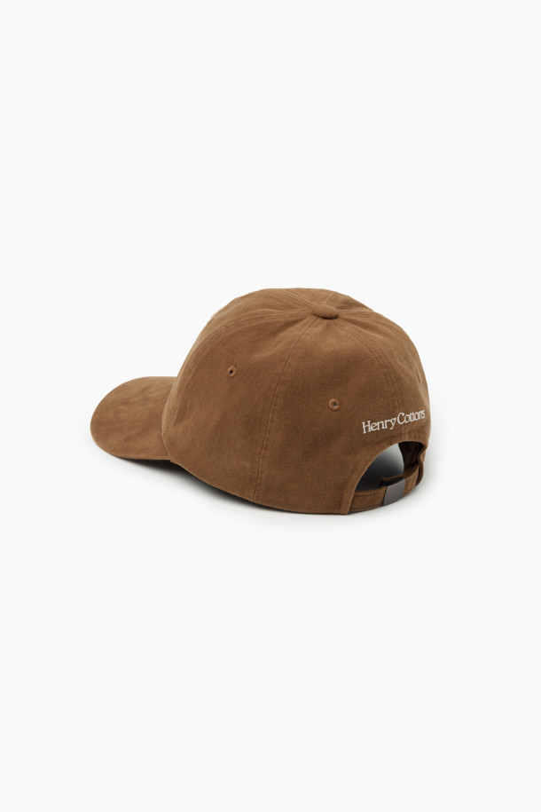 NEW 78 로고 볼캡은 유아동을 위한 브라운 컬러의 볼캡입니다. 면 소재로 제작되어 부드러운 촉감을 제공하며, 여름, 가을, 겨울 계절에 착용하기 좋습니다. 빈티지 스타일의 펠트 아플리케 및 자수 로고 디자인이 돋보이며, 사이즈 조절 기능으로 편안한 착용감을 선사합니다. 산책룩, 여행룩 등 캐주얼, 클래식, 미니멀 스타일 연출에 활용하기 좋은 아이템입니다.
