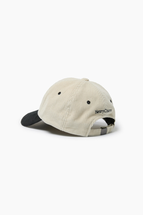 가을, 겨울 시즌에 어울리는 코듀로이 투톤 볼캡입니다. 부드러운 촉감의 코듀로이와 면 혼방 소재로 제작되어 편안한 착용감을 선사합니다. 오프화이트와 블랙 두 가지 색상으로 출시되어, 어떤 스타일에도 매치하기 용이하며, 투톤 디자인으로 포인트를 더했습니다. 깊은 모자 깊이와 챙 넓이, 후면 밴드 사이즈 조절 기능으로 편안하게 착용할 수 있습니다. 캐주얼, 미니멀, 클래식 등 다양한 스타일을 연출할 수 있어, 동네 마실룩, 가을 나들이룩, 겨울 데일리룩에 활용하기 좋습니다.
