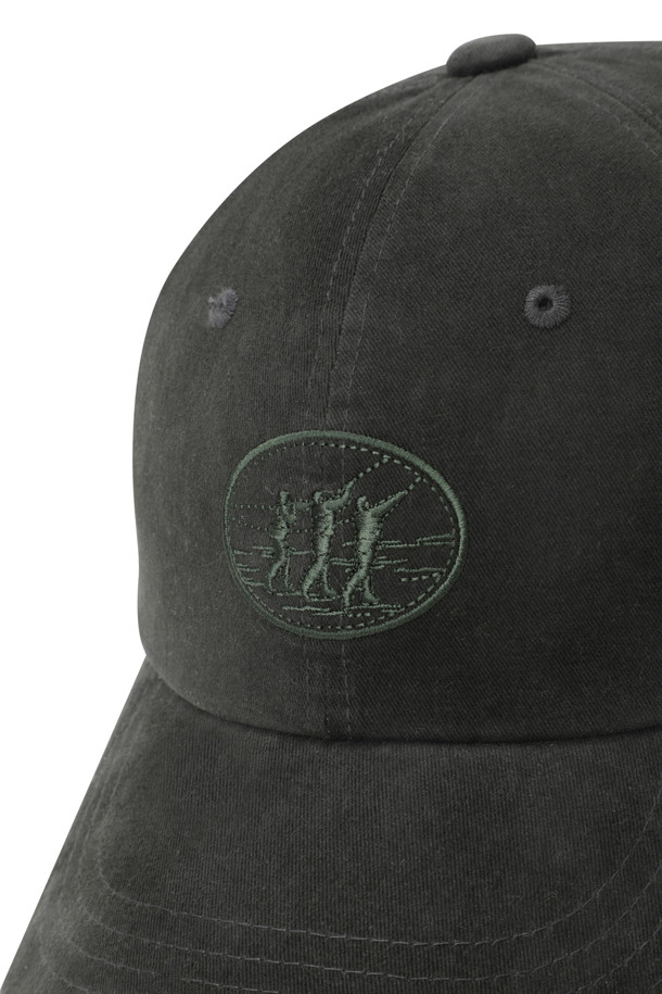 플라이 낚시 클럽 로고 볼캡은 캐주얼하고 레트로한 스타일을 좋아하는 분들을 위한 아이템입니다. 부드러운 코튼 소재로 제작되어 편안한 착용감을 제공하며, 봄, 여름, 가을 등 다양한 계절에 활용하기 좋습니다. 블랙 컬러에 "Three Fishermen" 자수와 메탈 버클 디테일이 빈티지한 무드를 더해줍니다. 워싱 처리와 피치 가공으로 자연스러운 빈티지 외관을 살렸으며, 산책룩에 완벽하게 어울립니다.
