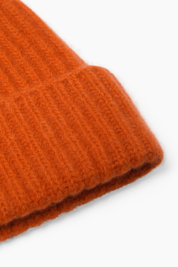 부드러운 울과 캐시미어 혼방 소재로 제작된 오렌지 컬러의 숏 비니입니다. 가을, 겨울 시즌에 어울리는 두꺼운 두께감으로 보온성을 높였으며, 스탠다드 핏으로 머리에 자연스럽게 밀착되어 편안한 착용감을 선사합니다. 무지 디자인으로 어떤 스타일에도 쉽게 매치할 수 있으며, 출근룩이나 모임룩 등 다양한 TPO에 활용 가능합니다. 클래식, 미니멀, 캐주얼 스타일을 즐겨 입는 분들께 추천합니다.
