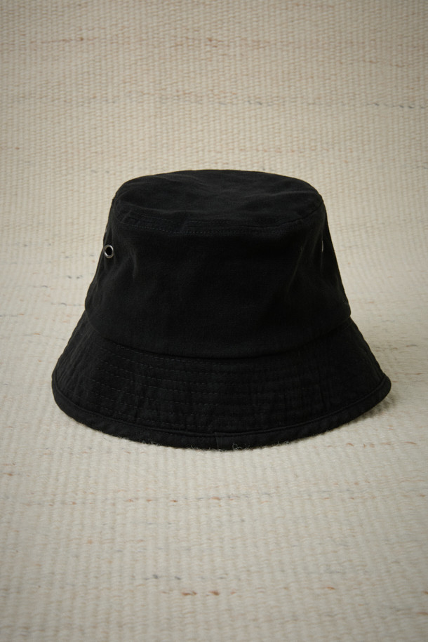 FFC x 도큐먼트 버킷햇은 FFC와 Document의 콜라보레이션으로 탄생한 모자입니다. 몰스킨 코튼 혼방 원단을 사용하여 부드러운 촉감과 편안한 착용감을 제공하며, 일상, 여행, 산책 등 다양한 TPO에 활용하기 좋습니다. 무지 디자인에 블랙 컬러로 어떤 스타일에도 잘 어울리며, 캐주얼, 미니멀, 클래식 스타일을 즐겨 입는 분들께 추천합니다. 일반적인 모자 깊이와 챙 넓이로 제작되어 유행을 타지 않고 오랫동안 착용할 수 있습니다. 라벨 장식이 돋보이는 버킷햇으로, 여름, 가을, 겨울철 데일리룩에 포인트를 더해보세요.
