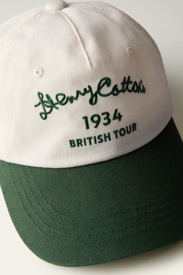 [British Sporting Club] 1934 볼캡은 빈티지, 레트로 스타일을 연출하는 공용 볼캡입니다. 아이보리와 그린 두 가지 색상으로 제공되며, 립스탑과 트윌 소재를 사용하여 여름, 가을, 겨울 계절에 착용하기 좋습니다. 5패널 구조에 투톤 배색과 필기체 자수, 버클 디자인 장식이 특징이며, 깊은 모자 깊이로 안정적인 착용감을 선사합니다. 동네 마실룩, 산책룩, 여행룩 등 다양한 TPO에 활용 가능한 캐주얼, 미니멀 스타일의 볼캡입니다.
