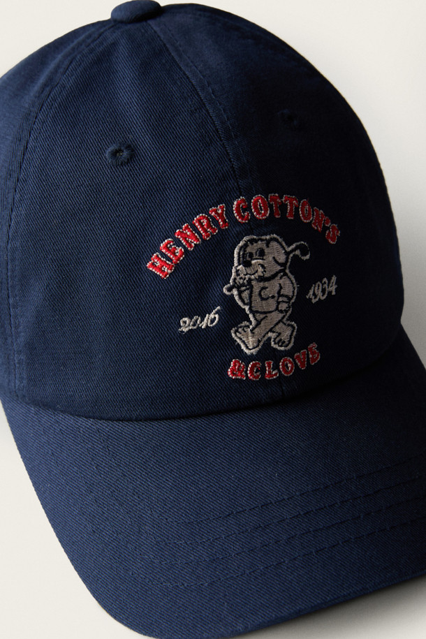 [BSC x 클로브] 그래픽 볼캡은 면 소재로 제작되어 탄탄한 촉감이 특징입니다. 네이비 컬러에 6패널 구조로 제작되었으며, 유니버시티풍 서체와 자수 디자인이 돋보입니다. 챙은 곡선으로 이루어져 있으며, 레트로 감성과 스포티한 스타일을 동시에 느낄 수 있습니다. 일상은 물론, 산책이나 여행 시에도 편안하게 착용하여 캐주얼하고 멋스러운 룩을 연출할 수 있습니다.
