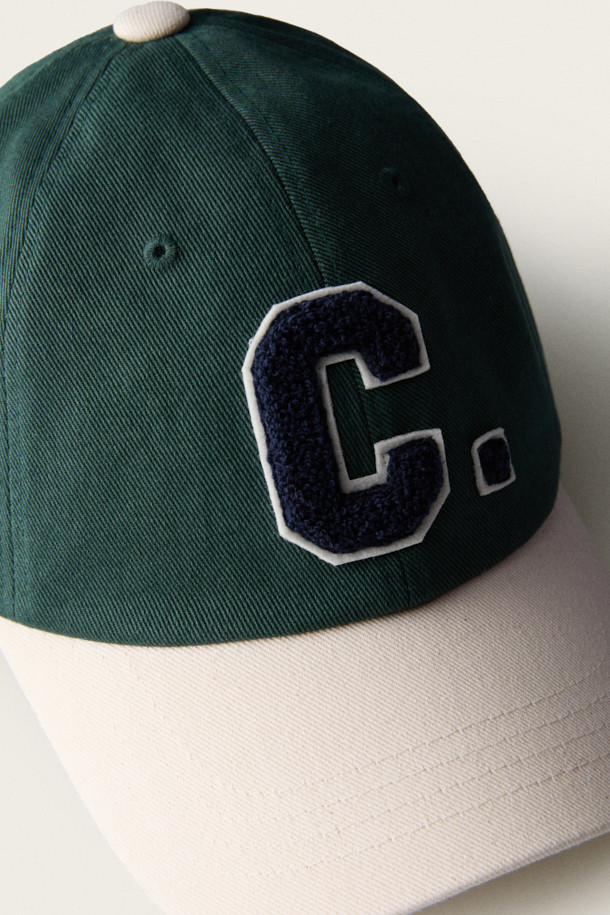 BSC x CLOVE 로고 볼캡은 그린과 베이지 두 가지 컬러로 출시되어 데일리룩에 포인트를 더하는 볼캡입니다. 면 소재로 제작되어 탄탄한 촉감을 자랑하며, 일반적인 모자 깊이와 챙 넓이로 편안한 착용감을 선사합니다. 6패널 구조에 투톤 배색, 곡선 챙 디자인이 돋보이며, 와펜과 자수 디테일로 포인트를 더했습니다. 캐주얼, 미니멀, 시티보이 스타일을 즐기는 분들께 산책룩, 여행룩 등 다양한 TPO에 활용하기 좋은 아이템입니다.
