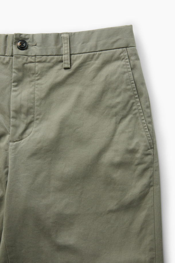 [온라인 단독] 가을 아티보(Attivo) 팬츠는 가을과 초겨울에 적합한 남성용 캐주얼 테이퍼드 핏 팬츠입니다. 부드러운 면과 스판덱스 혼방 소재로 제작되어 편안한 착용감을 선사하며, 카키와 베이지 두 가지 색상으로 출시되었습니다. 허리밴딩으로 편안함을 더하고, 허벅지 부분에 여유를 주어 활동성을 높였습니다. 넉넉한 수납을 위한 양쪽 사이드 포켓과 뒷 포켓이 있으며, 캐주얼, 미니멀, 클래식 스타일의 출근룩으로 활용하기 좋습니다. 아티보(Attivo) 핏으로 완성된 이 팬츠는 일상과 캐주얼한 상황 모두에 잘 어울립니다.
