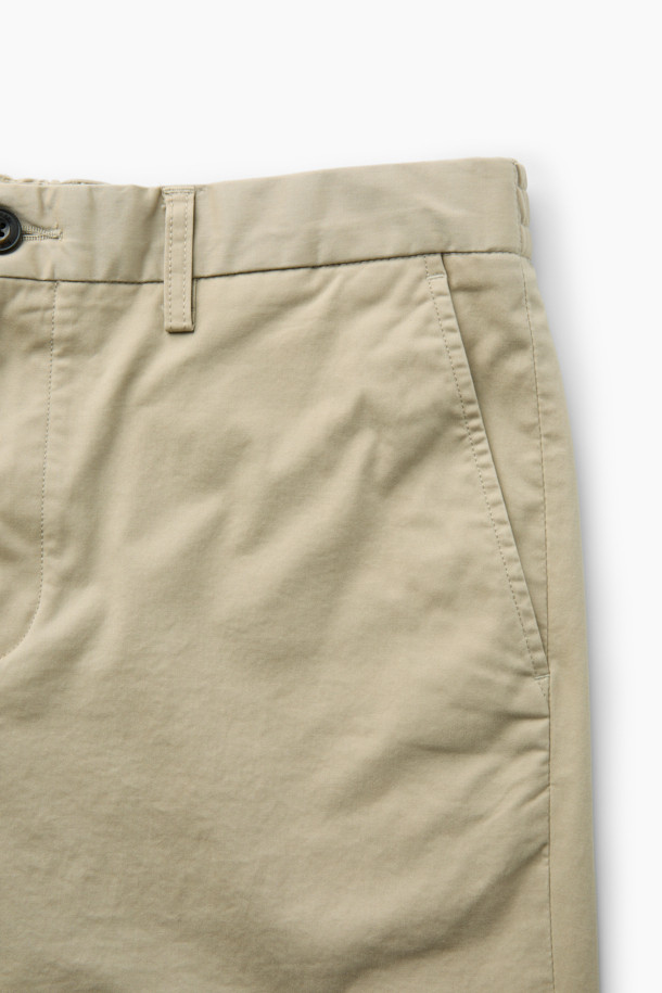 [온라인 단독] 가을 아티보(Attivo) 팬츠는 캐주얼, 미니멀, 클래식 스타일을 아우르는 남성용 바지입니다. 면과 스판덱스 혼방 소재로 제작되어 부드러운 촉감과 편안한 착용감을 선사하며, 가을 및 초겨울에 적합합니다. 허리 뒷단 밴딩 처리로 활동성을 높였으며, 테이퍼드 핏에 허벅지 부분 여유를 두어 편안함을 더했습니다. 베이지 색상의 무지 디자인으로 다양한 상의와 매치하기 좋으며, 출근룩 및 비즈니스 캐주얼 스타일에도 활용 가능합니다. 양 사이드 포켓과 뒷 포켓으로 실용성을 높인 레귤러핏 긴바지입니다.
