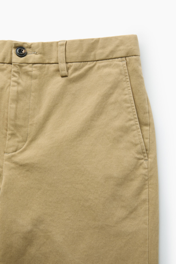 [온라인 단독] Winter 아티보(Attivo) 팬츠는 부드러운 촉감의 면, 스판, 기모 혼방 소재로 제작되어 겨울철 따뜻함을 선사합니다. 허벅지 부분은 여유롭고 종아리로 갈수록 좁아지는 테이퍼드 핏으로, 편안하면서도 세련된 실루엣을 연출합니다. 뒷밴딩 처리와 양쪽 사이드 및 뒷 포켓 디테일로 편의성을 높였습니다. 베이직한 디자인에 무지 패턴과 레귤러핏으로 캐주얼, 미니멀, 클래식 등 다양한 스타일을 소화하며, 겨울 데일리룩, 산책룩, 집콕룩에 적합합니다.
