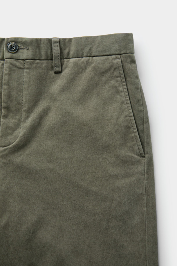 온라인 단독 [Winter 아티보(Attivo) 팬츠]는 추운 겨울에도 따뜻하고 스타일리시하게 연출할 수 있는 기모 테이퍼드 핏 팬츠입니다. 부드러운 면, 스판덱스 혼방 소재에 기모 안감을 더해 보온성을 높였으며, 은은한 카키 컬러의 무지 디자인으로 어떤 상의와도 쉽게 매치할 수 있습니다. 

뒷밴딩 처리로 편안한 착용감을 선사하며, 양쪽 사이드 포켓과 뒷 포켓 디테일로 실용성을 더했습니다. 출근룩, 모임룩 등 다양한 TPO에 활용 가능하며, 클래식, 미니멀, 캐주얼 스타일을 즐겨 입는 분들께 추천합니다. 두꺼운 두께감으로 겨울철에도 따뜻하게, 레귤러핏으로 편안하게 즐겨 입으세요.
