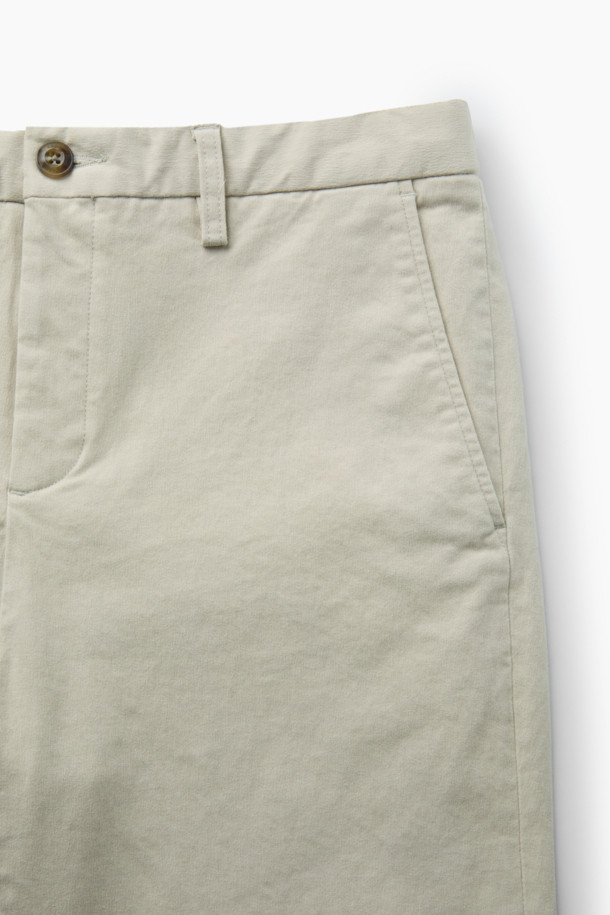 온라인 단독 [Winter 아티보(Attivo) 팬츠]는 겨울철 따뜻함과 스타일을 동시에 잡는 기모 팬츠입니다. 베이직 스타일의 테이퍼드 핏으로, 출근룩과 데이트룩 등 다양한 상황에 활용하기 좋습니다. 부드러운 촉감의 면, 스판덱스, 기모 혼방 소재로 제작되어 편안한 착용감을 선사합니다. 허리 뒷단 밴딩과 양쪽 사이드 포켓, 뒷 포켓 디테일로 실용성을 더했습니다. 베이지 컬러의 무지 디자인으로 미니멀, 클래식, 캐주얼 등 어떤 스타일에도 쉽게 매치할 수 있습니다.
