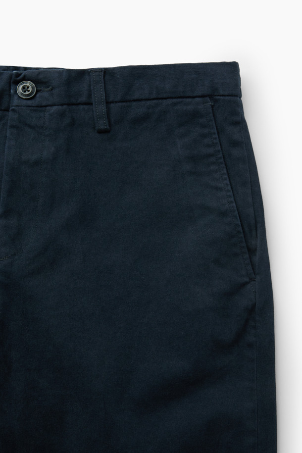 [온라인 단독] Winter 아티보(Attivo) 팬츠는 겨울철 출근룩을 위한 베이직 스타일의 기모 팬츠입니다. 부드러운 촉감의 면, 스판덱스 혼방 소재로 제작되어 편안한 착용감을 선사하며, 두꺼운 두께감으로 따뜻함을 유지합니다. 허리 뒷단 밴딩과 Attivo Fit으로 편안한 핏을 제공하며, 양 사이드 포켓과 뒷 포켓 디테일로 실용성을 더했습니다. 네이비 색상의 무지 디자인으로 미니멀, 클래식, 캐주얼 등 다양한 스타일 연출에 활용할 수 있는 긴 바지입니다.
