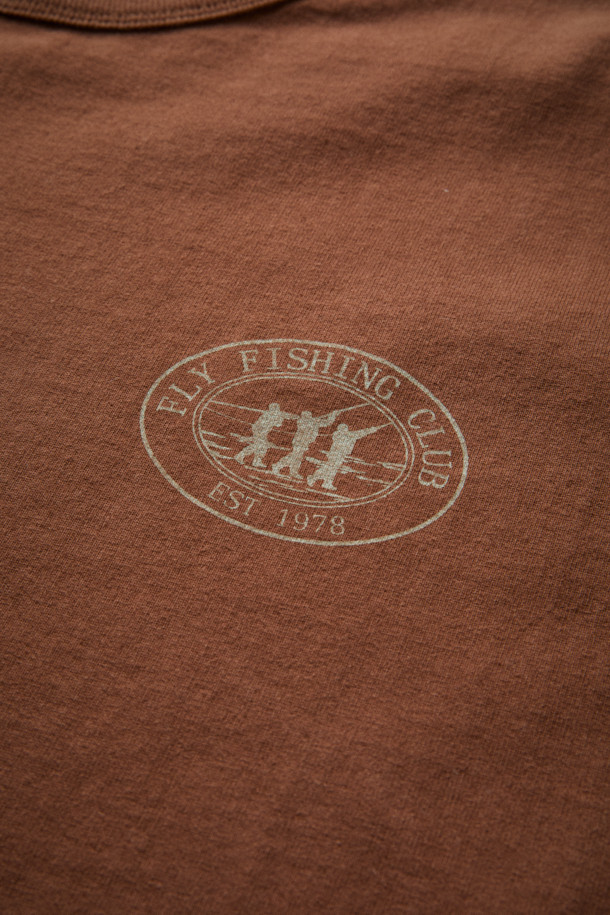 [Fly Fishing Club] 로고 롱 슬리브 티셔츠는 가을철 캐주얼 스타일을 완성하는 브라운 컬러의 긴팔 티셔츠입니다. 10수 면 원단을 사용하여 탄탄한 촉감을 선사하며, 루즈핏으로 편안하게 착용할 수 있습니다. 'Three Fishermen' 로고와 스탬프 프린트가 돋보이는 디자인으로, 일상, 피싱, 가을 나들이룩, 캠핑룩 등 다양한 TPO에 활용하기 좋습니다. 미니멀, 클래식 스타일을 선호하는 분들께 추천합니다.
