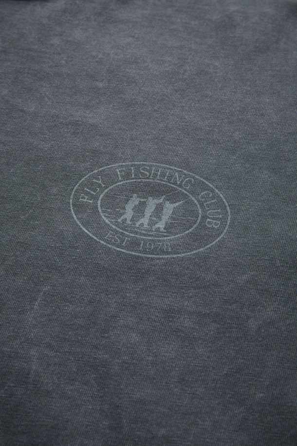 [Fly Fishing Club] 로고 롱 슬리브 티셔츠는 일상, 피싱 활동에 적합한 캐주얼 스타일의 긴팔 티셔츠입니다. 10수 면 원단을 사용하여 제작되었으며, 피그먼트 워싱 처리를 통해 은은한 요철감과 부드러운 촉감을 선사합니다. Three Fishermen 로고 프린트가 돋보이며, 넉넉한 루즈핏으로 편안한 착용감을 제공합니다. 차콜 색상으로 가을 시즌 [동네 마실룩, 가을 나들이룩, 캠핑룩] 등 다양한 TPO에 매치하기 좋습니다. 라운드넥 디자인에 가슴둘레 119cm로 제작되었습니다.
